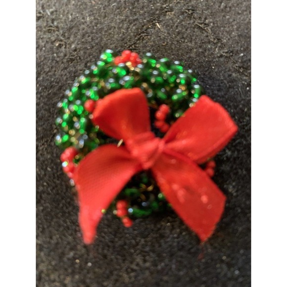 Hand beaded Hand Wired Christmas Pin/ brooch Wreath - Picture 1 of 6